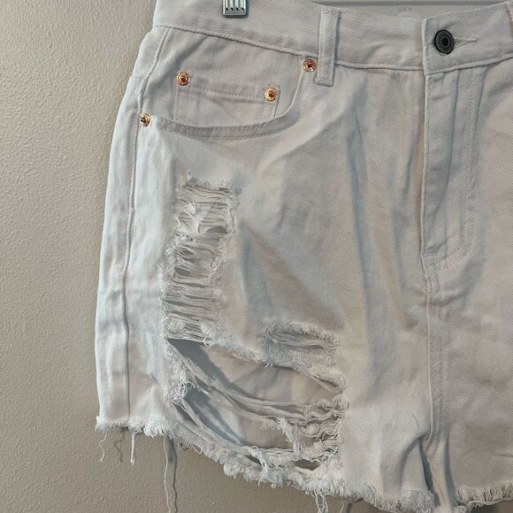 NWT White Distressed Denim Shorts - Picture 3 of 4